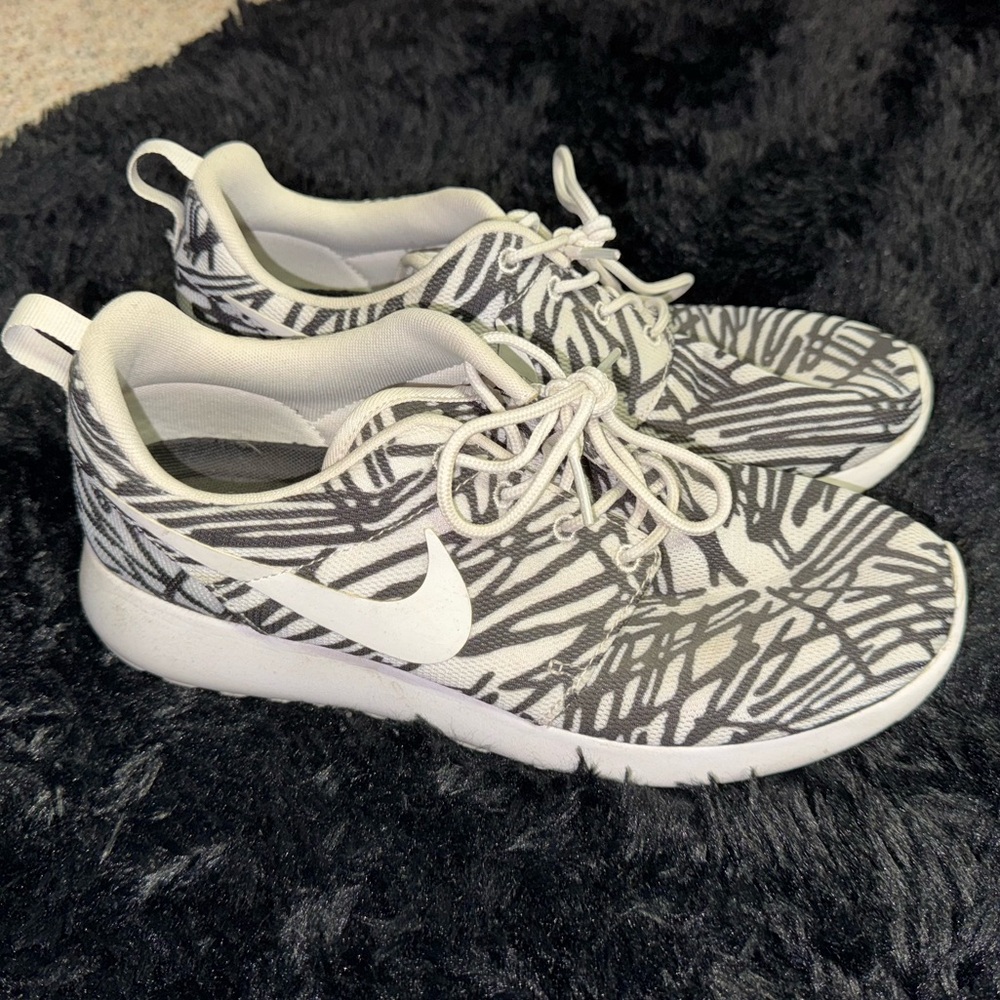 Nike Roshe - White and Black design